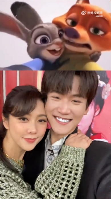 二人頭貼頭非常親密。